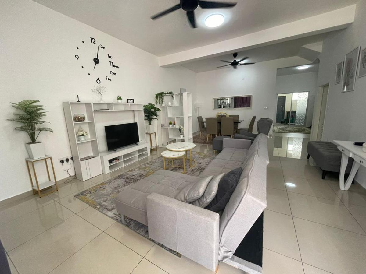 Safiyya Homestay Клуанг Экстерьер фото